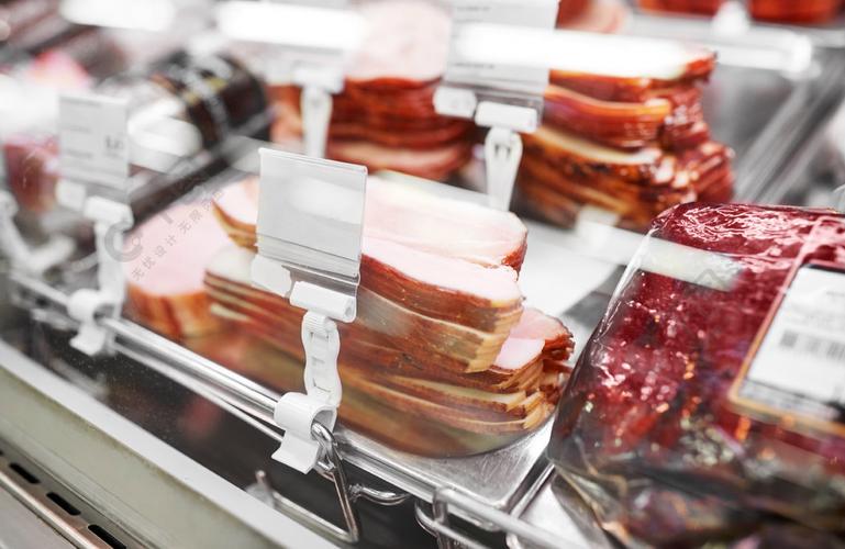 肉,销售和食品的概念— —在杂货店摊位火腿杂货店摊位的火腿杂货店