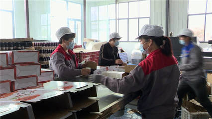 55秒|扶贫车间搭上电商快车 带动群众增收致富