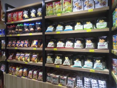 如何去选一个合适的进口休闲食品店加盟呢?